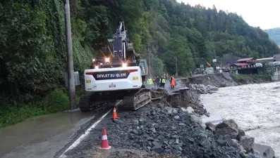 Rize'de hastalar, çöken yoldan iple tahliye edildi
