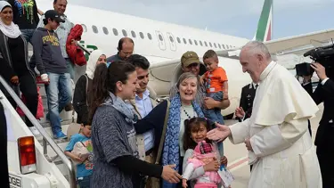 Papa, Vatikan'a 12 Müslüman sığınmacıyla döndü