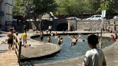 Hava sıcaklığı 40 dereceye ulaştı, süs havuzuna koştular