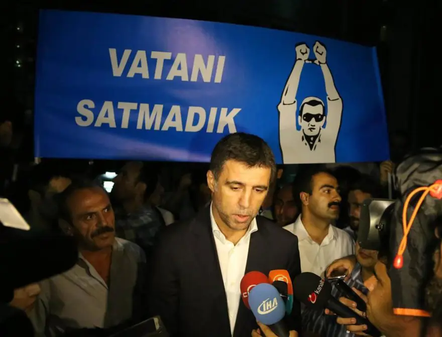 Hakan Şükür destek için adliye önünde 2