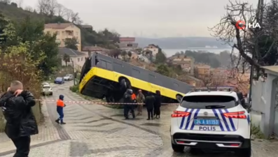 Beykoz'da yokuş aşağı kayan İETT otobüsü evin bahçesine düştü
