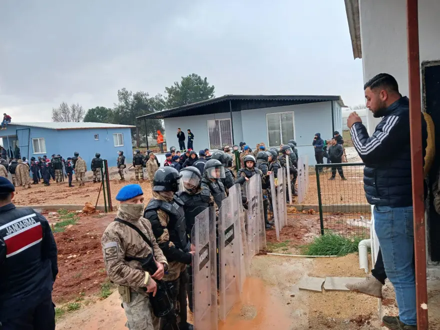 Elinde orakla çatıya çıktı: Jandarmaya zor anlar yaşattı 