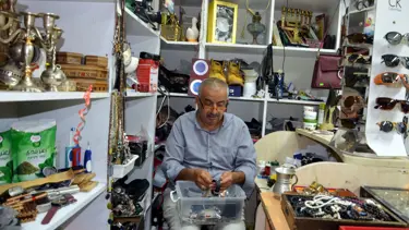 25 yıldır uçakta unutulan eşyaları satıyor