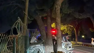 Urla'da feci kaza: Otomobil ikiye yarıldı, 2 kişi araçtan fırladı