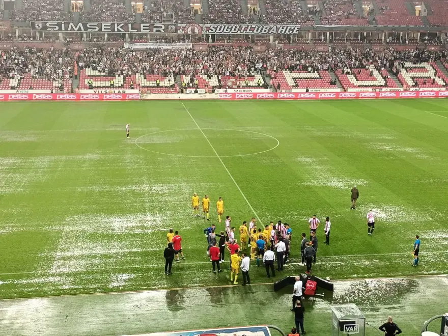 Samsunspor - İstanbulspor maçı yağış nedeniyle ertelendi 7 Samsunspor - İstanbulspor maçı yağış nedeniyle ertelendi 7