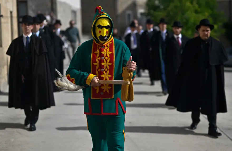 En ilginç festival: 'Şeytan', bebeklerin üzerinden atladı 3