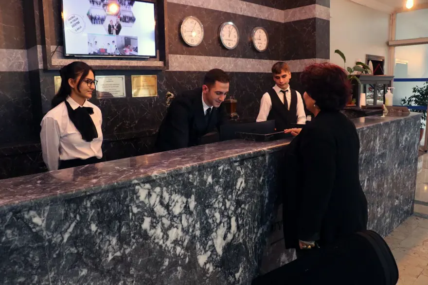 Çalışanların hepsi lise öğrencisi, yılda 30milyon lira ciro yapıyorlar! “Normal okullardaki öğrenciler bu şansa sahip değil” 1 Çalışanların hepsi lise öğrencisi, yılda 30milyon lira ciro yapıyorlar! “Normal okullardaki öğrenciler bu şansa sahip değil” 1