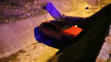 Polisten kaçan 14 yaşındaki sürücü otomobil ile dereye düştü
