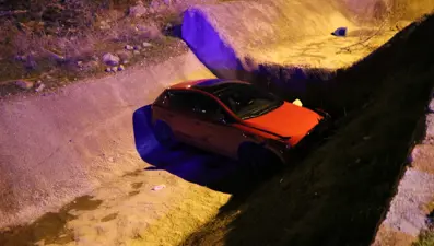 Polisten kaçan 14 yaşındaki sürücü otomobil ile dereye düştü