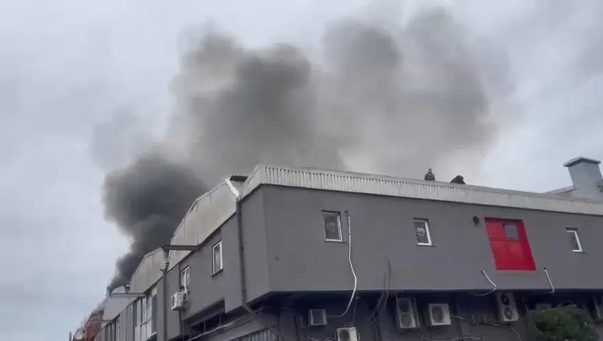 Bahçelievler'de sanayi sitesinde iş yeri yangını Bahçelievler'de sanayi sitesinde iş yeri yangını