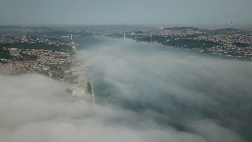 İstanbul Boğazı'na çöken sis doyumsuz görüntüler oluşturdu 