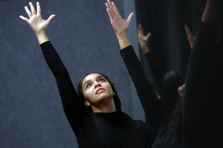 İranlı kadın dansçıların en büyük arzusu halka açık performans sergilemek 13