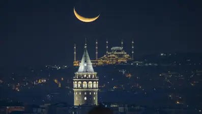İstanbul'da hilal, Büyük Çamlıca Camisi ve Galata Kulesi ile görsel şölen oluşturdu