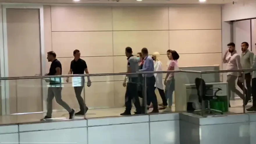 Ev hapsinde olan Gülşen'in yerine sahneye orkestra ve vokal grubu çıktı 3