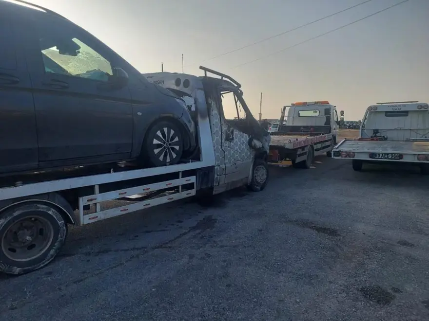 MustafaDestici’nin kaza yapan makam aracını taşıyan çekici yandı 3