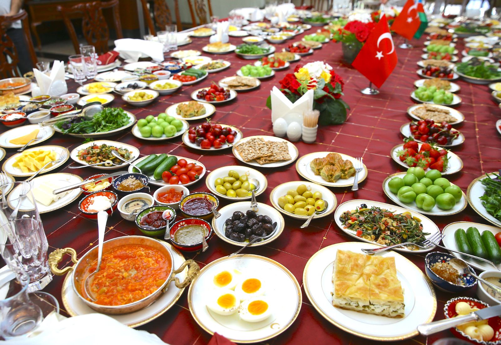 Azerbaycan'da Dünya Kahvaltı Günü'nde Türk kahvaltısı tanıtıldı