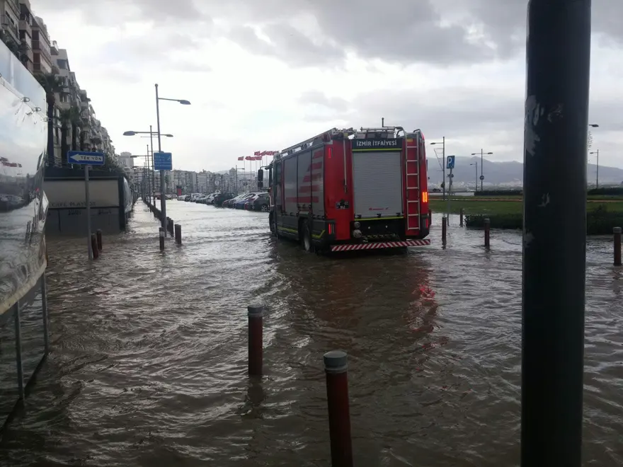 İzmir'de fırtına: Deniz taştı, işyerlerini su bastı 24