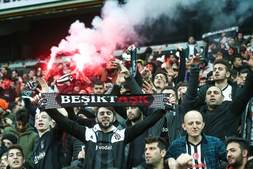 Vodafone Park'ta Sergen Yalçın izdihamı Vodafone Park'ta Sergen Yalçın izdihamı