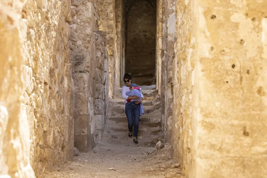 Arkeolog çiftin bebeği Sarya Hasankeyf kazı ekibinin neşe kaynağı oldu 26 Arkeolog çiftin bebeği Sarya Hasankeyf kazı ekibinin neşe kaynağı oldu 26