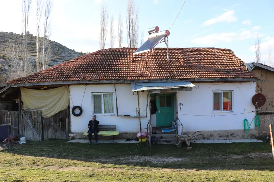 Kütahya'da bir adam terk edilmiş köyde iki yıldır tek başına yaşıyor 8