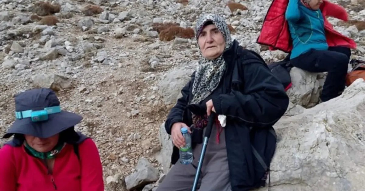 73 yaşındaki Hatun teyze 3 yıldır dağcılık yapıyor, azmiyle gençlere taş çıkarttı