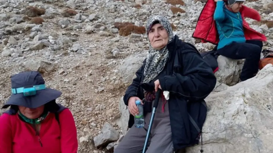 73 yaşındaki Hatun teyze 3 yıldır dağcılık yapıyor, azmiyle gençlere taş çıkarttı