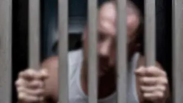 İç çamaşırıyla firar etti