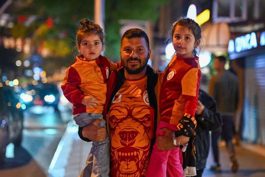 Galatasaray taraftarı sokağa döküldü 5 Galatasaray taraftarı sokağa döküldü 5