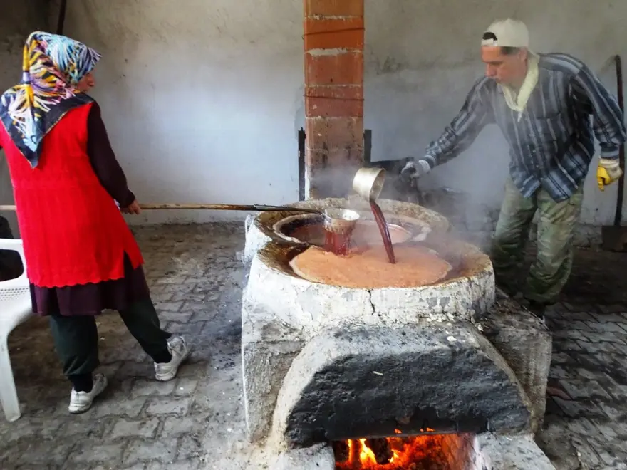 4 saat kazanlarda kaynatılıp, 24 saat dinlendiriliyor: Eski usulle yapımı sürüyor 4 saat kazanlarda kaynatılıp, 24 saat dinlendiriliyor: Eski usulle yapımı sürüyor