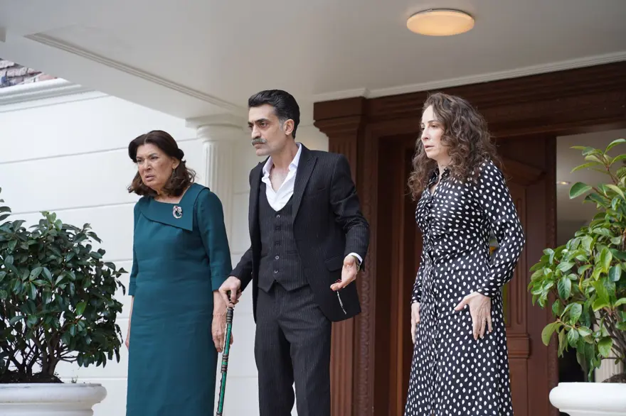 FERİT, HATİCE'Yİ YALIYA GÖTÜRDÜ 10 FERİT, HATİCE'Yİ YALIYA GÖTÜRDÜ 10