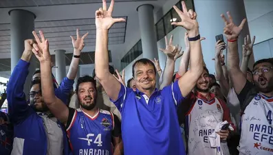 Avrupa şampiyonu Anadolu Efes, Türkiye&#x27;ye döndü