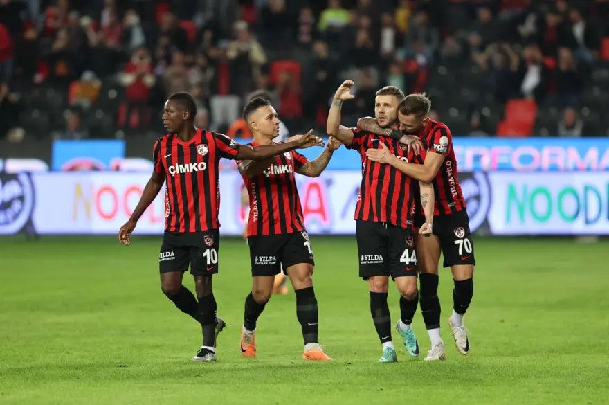 Gaziantep FK - Çaykur Rizespor maçında sahalarda ender görülecek penaltı 4