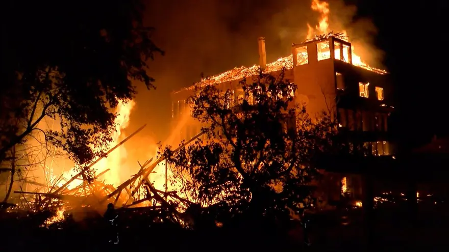 Bursa'da tarihi fabrikada korkutan yangın 11 Bursa'da tarihi fabrikada korkutan yangın 11