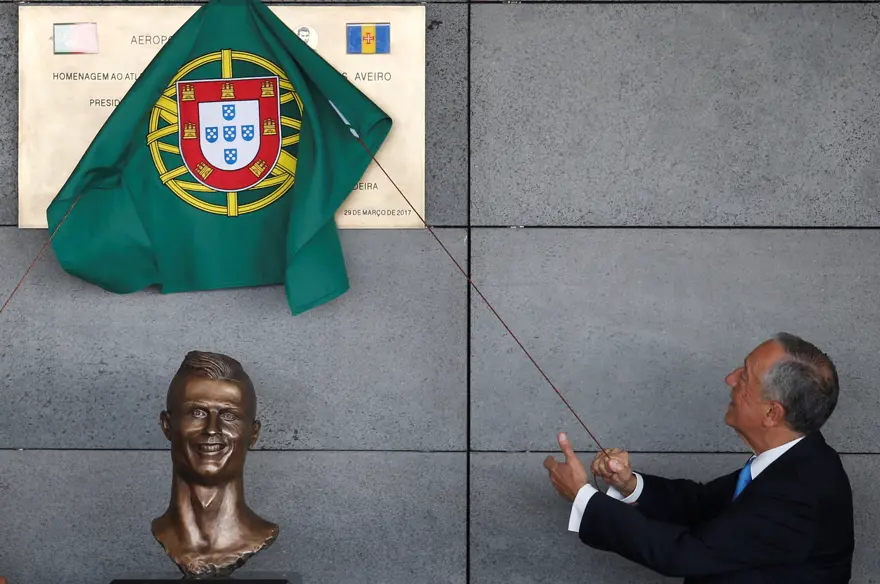 Ronaldo'nun heykeli sosyal medyanın diline düştü 2