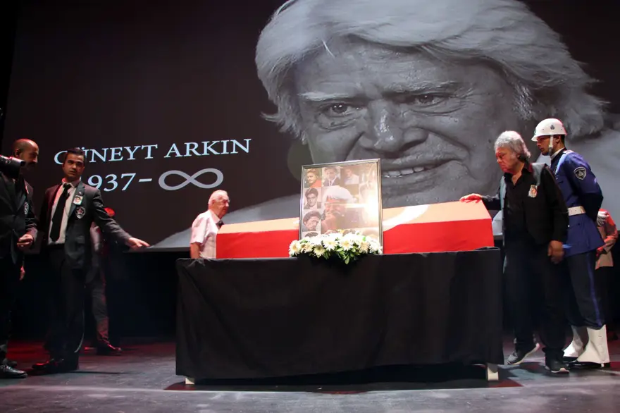 Cüneyt Arkın'ı binlerce kişi gözyaşlarıyla uğurladı 25 Cüneyt Arkın'ı binlerce kişi gözyaşlarıyla uğurladı 25