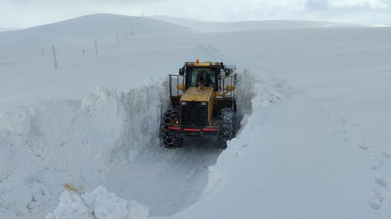Van'da çığ düşen yol ulaşıma açıldı