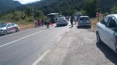 Otomobille çarpışan motosiklet sürücüsüsü otobüsün altında kaldı