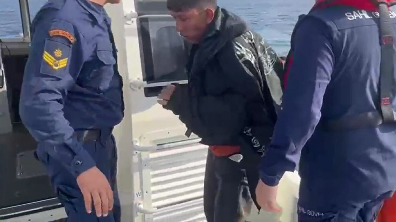 Bottan düşen göçmeni 12 saat sonra balıkçılar kurtardı