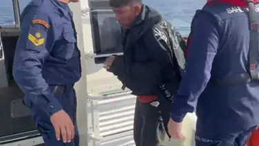 Bottan düşen göçmeni 12 saat sonra balıkçılar kurtardı