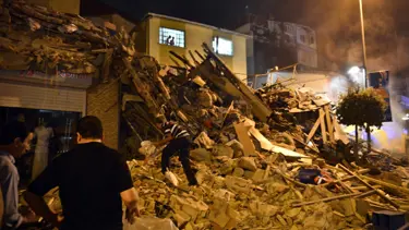 Beyoğlu'nda bina çöktü