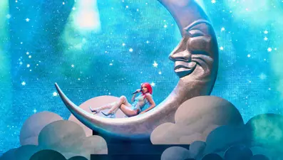 Gülşen Harbiye konserine 'Ay'dan indi