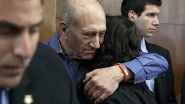 Olmert rüşvetten suçlu