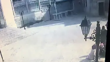 Cami avlusunda kucağında çocukla uyuşturucu satarken yakalandı