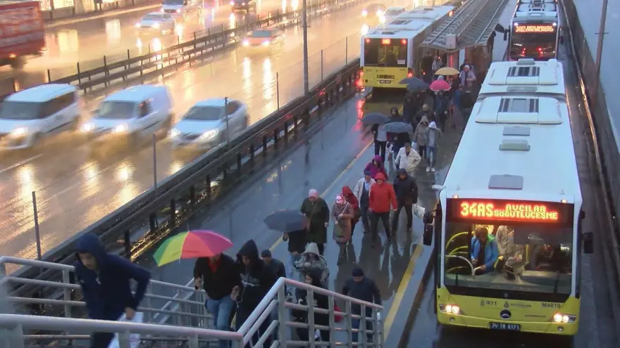 Hava durumu: İstanbul güne yağmurla başladı 10