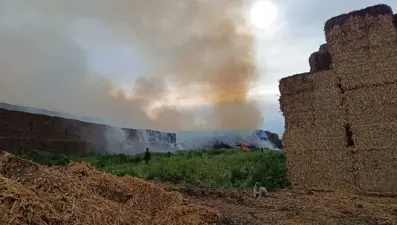 Adana'da saman balyalarının istiflendiği alanda yangın