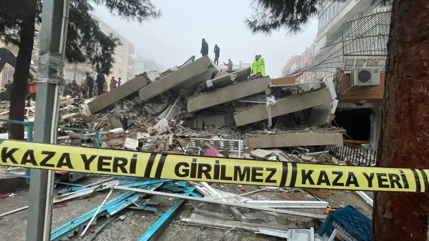 Türkiye yasta | Depremin vurduğu 10 ilden çarpıcı fotoğraflar... 39