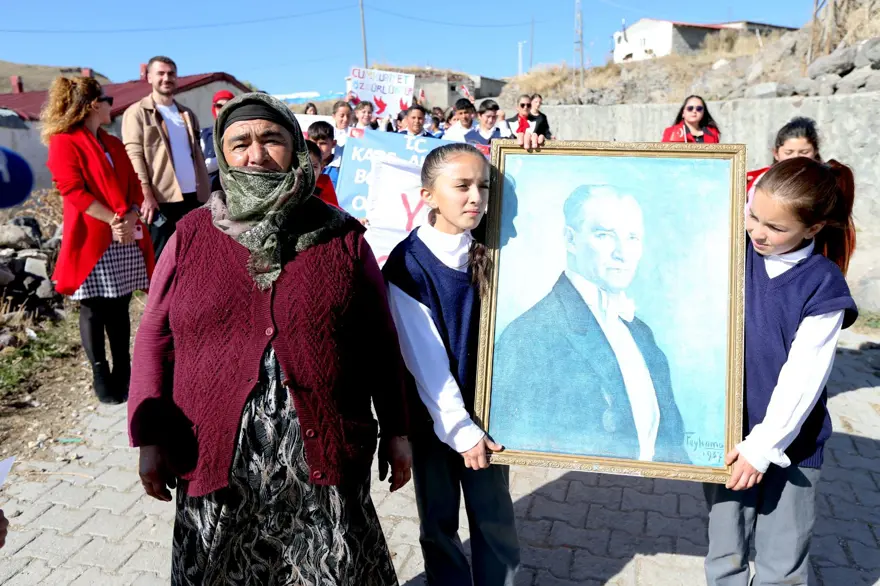 İLKOKULDA EZBERLEDİĞİ ŞİİRİ OKUDU 3 İLKOKULDA EZBERLEDİĞİ ŞİİRİ OKUDU 3