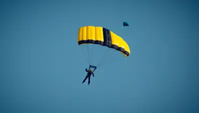 Base jump dünya rekortmeni Kuzey Marmara Otoyolu’ndan paraşütle atladı