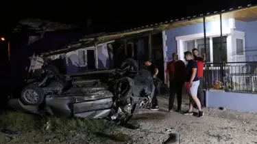 Otomobil evin bahçesine devrildi: 2 yaralı