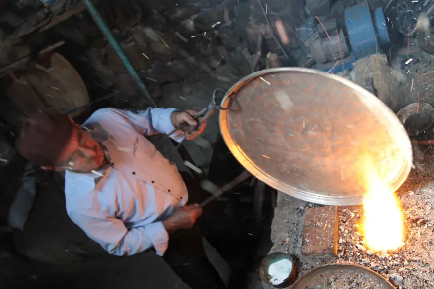 Çırak bulamayan 79 yaşındaki kalaycı ustası eşiyle birlikte çalışıyor 2